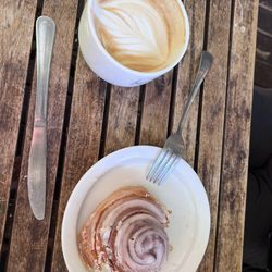 Twentysix Cafe - Cinnamon roll and honey latte