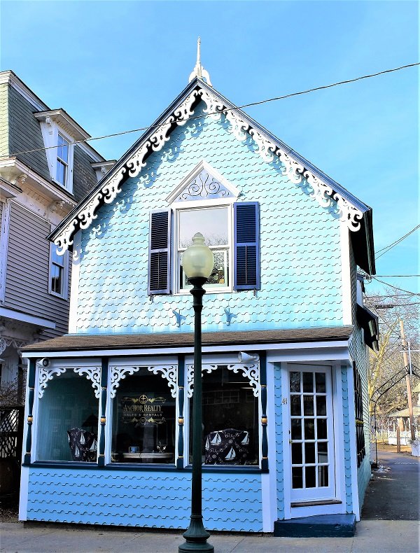 ANCHOR REALTY OF MARTHA’S VINEYARD Updated May 2024 41 Circuit Ave