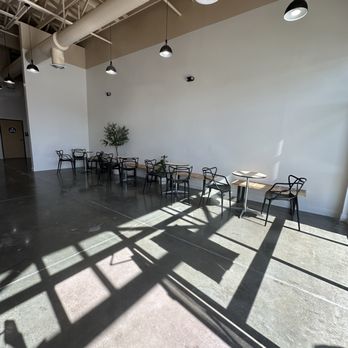 Deluna Dessert Cafe - Huuuge amt of space - Bubble Tea Near Me - Sacramento, California