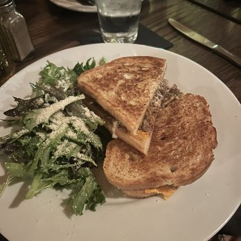 The Main House - Beef and Cheddar - New American Near Me - Saint Charles, Missouri The Main House - Beef and Cheddar - New American Near Me - Saint Charles, Missouri