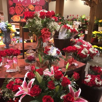 Safeway - Roses looking good today! - Grocery Near Me - Honolulu, Hawaii