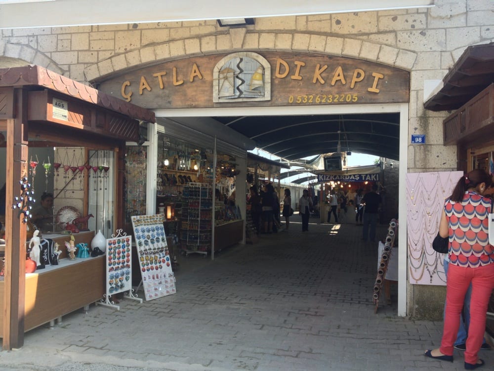 Çatladı Kapı
