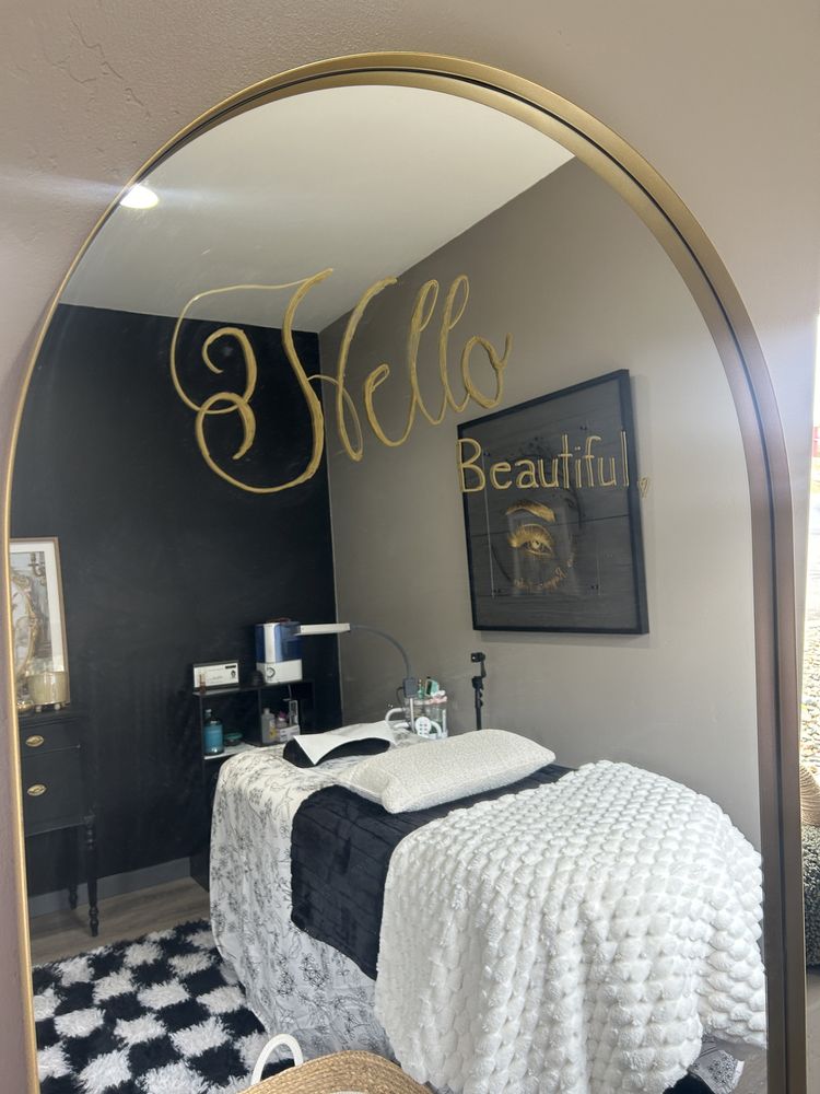 Famous Raymous Lashes Logo