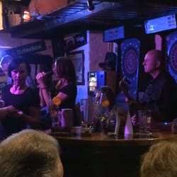 Oak Barrels Irish Pub - Blick durchs Fenster auf die Livemusik