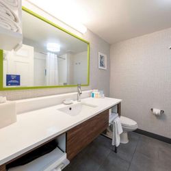Hampton Inn Swedesboro Philadelphia - Guest room bath