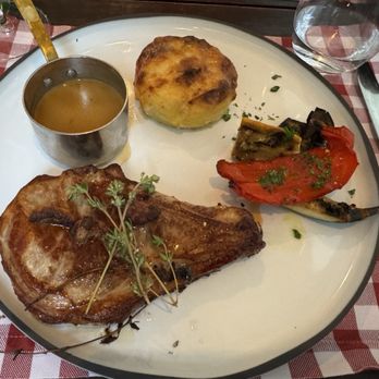 Restaurant les Armures - Pork chop with potato gratin and roast vegetables - Fondue Near Me - Geneva, GE Restaurant les Armures - Pork chop with potato gratin and roast vegetables - Fondue Near Me - Geneva, GE