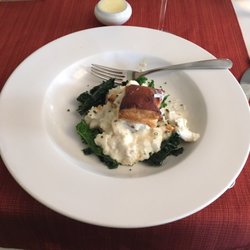 Le Bergerac - Délicieux Vol-au-vent au flétan nappé d'une sauce au vin blanc servi sur une tombé de Kale.