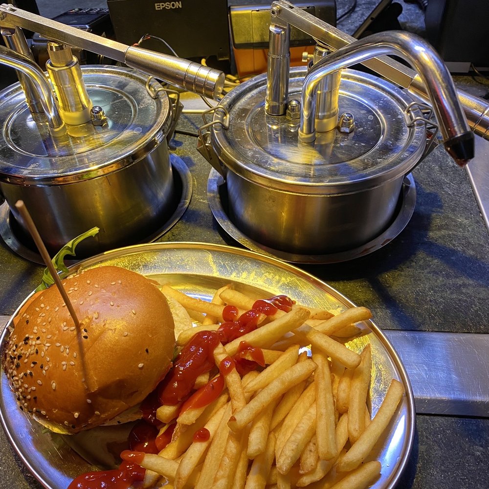 Kreuzburger - Cheeseburger and fries with pumps for ketchup and mayonnaise - Kreuzburger - Burgers Near Me - Berlin, BE Kreuzburger - Cheeseburger and fries with pumps for ketchup and mayonnaise - Kreuzburger - Burgers Near Me - Berlin, BE