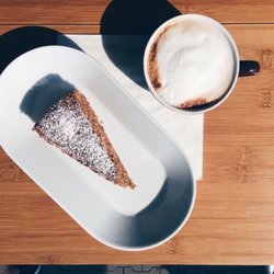 Kleine Pause - Karotten-Nuss-Kuchen und Cappuccino