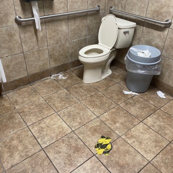 Speedway - Mens bathroom - Gas Stations Near Me - Middletown, Ohio