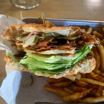 Tarantula Hill Brewing - Fried Chicken Sandwhich - Breweries Near Me - Thousand Oaks, California