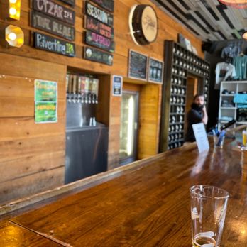 Flyway Brewing - the bar with a glass of beer - Pubs Near Me - Memphis, Tennessee