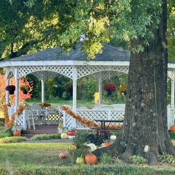 Mayberry Motor Inn - Gazebo at Mayberry Motor Inn - Hotels Near Me - Mount Airy, North Carolina Mayberry Motor Inn - Gazebo at Mayberry Motor Inn - Hotels Near Me - Mount Airy, North Carolina