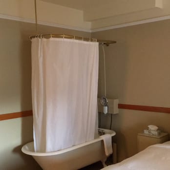 Royal Hotel - Claw foot tub next to the bed. - Hotels Near Me - Chilliwack, British Columbia