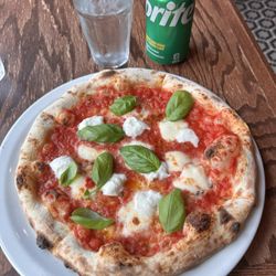 Pizzeria N° 900 - Sprite with Margarita Antica Pizza 27$