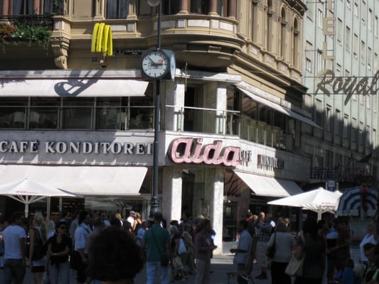 AIDA - Café-Konditorei by null