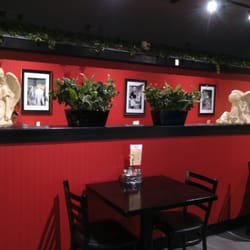 Roberto Italian Restaurant - Angels... and pictures of famous Italians.