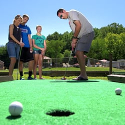 Wally World Riverside Resort - Mini-golf is fun for all ages at Wally World!