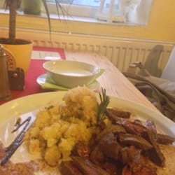 Restaurace Na Rozhledně - Hovězí pupek na grilu (200g) s liškovou omáčkou/grilled beef flank steak 169,- & mashed potatoes with wild mushroom sauce