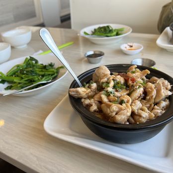 852 Hong Kong Cafe - Chicken and Chinese sausage clay pot with garlic greens (yu choy) on the side. Starter soup (not shown here) was carrots and artichokes. - Cantonese Near Me - Edmonton, Alberta
