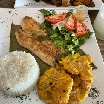 Fonda Sabaneta - Frappe's natural lemonade, grilled fish filet with salad, tostones and white rice; and bandeja paisa. - Colombian Near Me - Miami, Florida