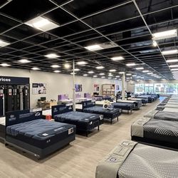 Mattress Firm Rolling Hills - Large showroom of about 60 beds to try