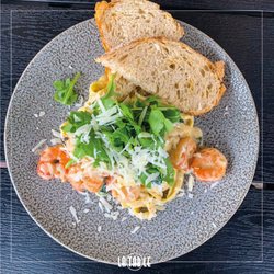 La Table - Pasta Scampi met spinazie, gamba's, room en parmezaanse kaas. een maaltijd voor elk moment van de dag!