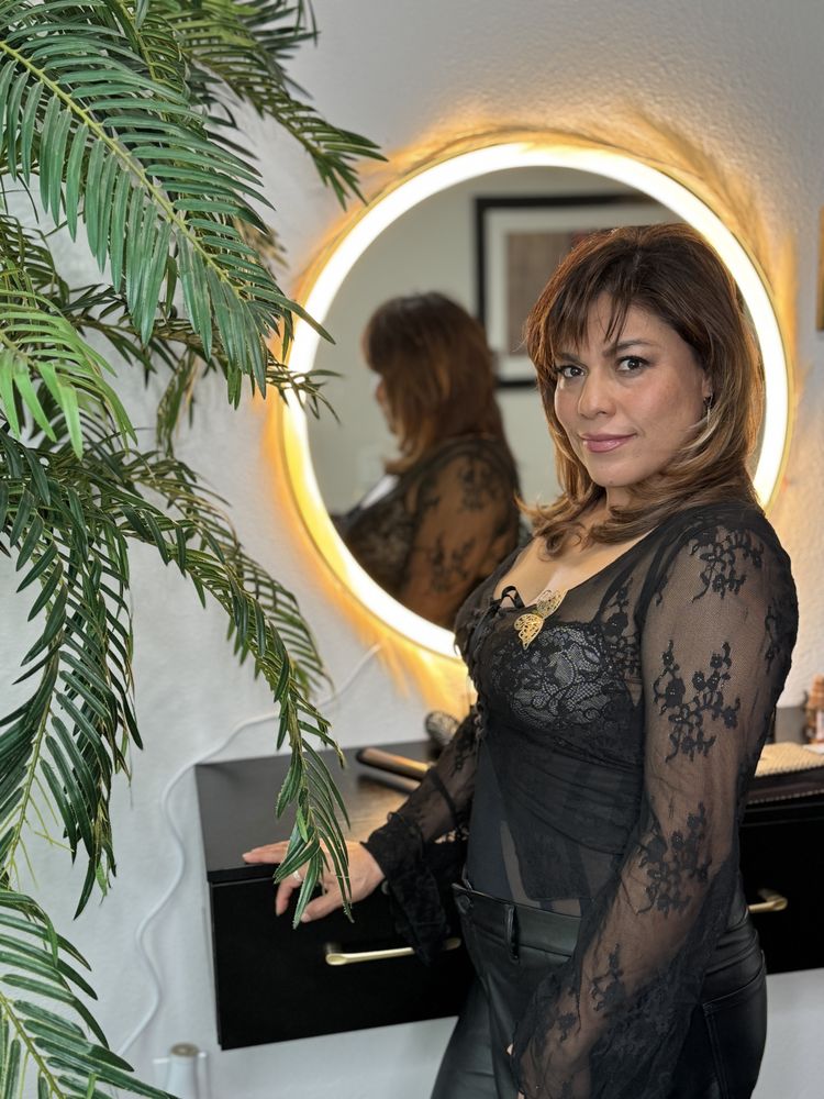 Monarca Barber & Beauty Logo