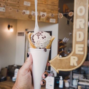 à la minute - Fresh mint chip in waffle cone - Ice Cream & Frozen Yogurt Near Me - Redlands, California à la minute - Fresh mint chip in waffle cone - Ice Cream & Frozen Yogurt Near Me - Redlands, California