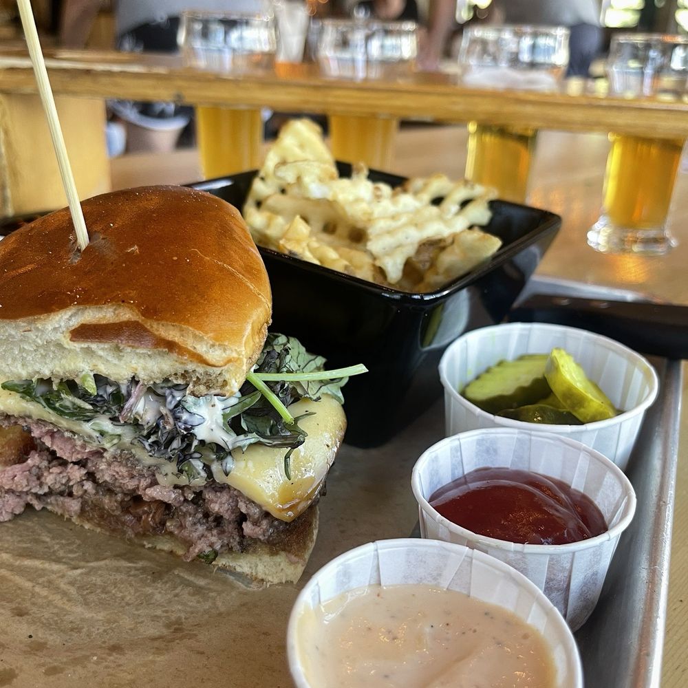 Mammoth Brewing - Damn Good Burger 5/5 - Breweries Near Me - Mammoth Lakes, California