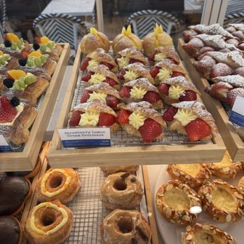 Paris Baguette - Bakeries Near Me - Arcadia, California