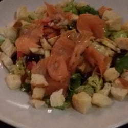 The Victorian Age - Insalata con olive, pomodori, lattuga, salmone affumicato e crostini con un filo di aceto balsamico. Buonissima.