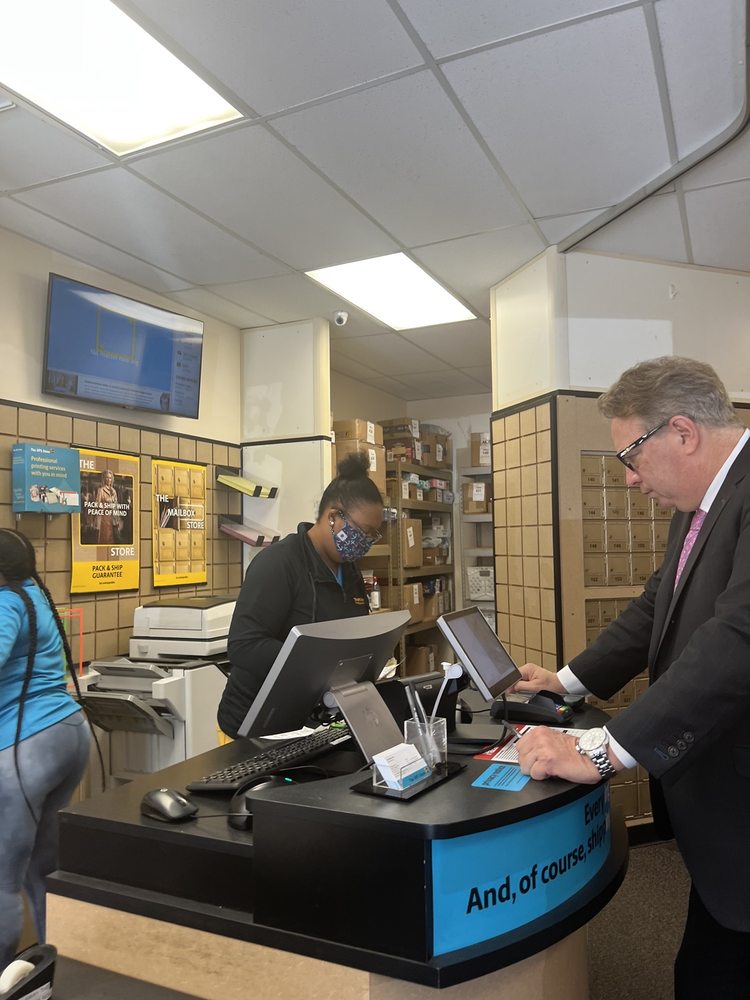 THE UPS STORE 28 Photos & 44 Reviews 4579 Laclede Ave, Saint Louis