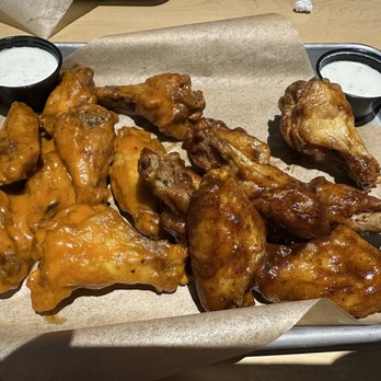 Buffalo Wild Wings - 15 Traditional (1/2 Caribbean Jerk & 1/2 Spicy Garlic) - Chicken Wings Near Me - Richmond, Virginia