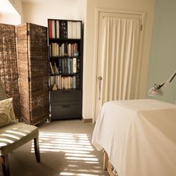 Lori Guynes LAc - Treatment Room