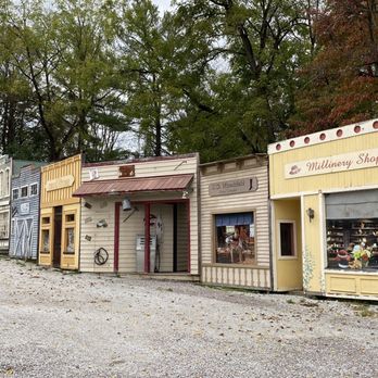 End of the Commons General Store - Grocery Near Me - Mesopotamia, Ohio