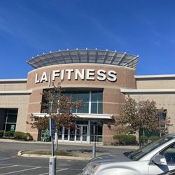 LA Fitness - Checking out the pool