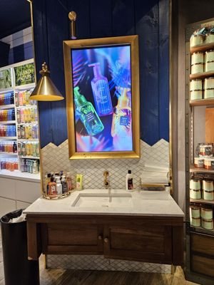 Bath & Body Works by null