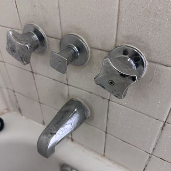 La Quinta Inn by Wyndham Phoenix Thomas Road - Moldy shower - Hotels Near Me - Phoenix, Arizona