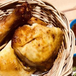 Thai Street Kitchen - KAI YANG 
Poulet grillé mariné à la citronnelle et racines de coriandre, sauce aigre-douce et sauce épicée au tamarin (1/2 poulet suisse)