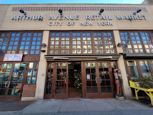 Arthur Avenue Retail Market by null