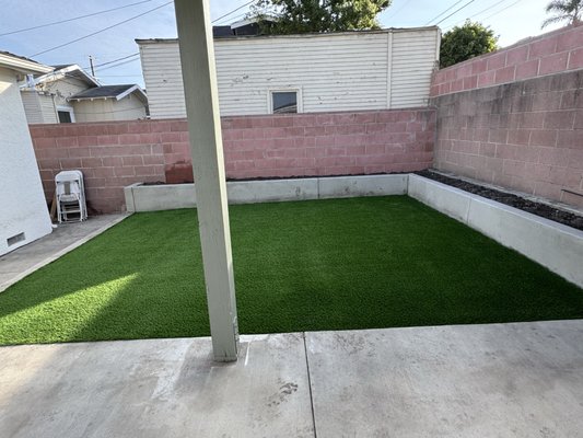 Grass artificial - This 500 ft area was full of weeds. We prepared the land, leaving it ready for the installation of artificial grass. Now the owners love the area.