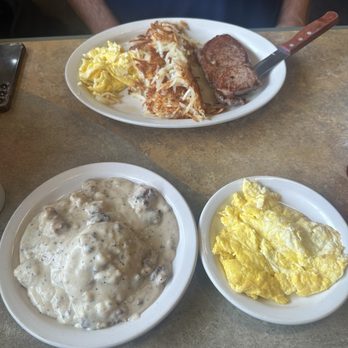 Carpenter's Diner - Gray biscuits and gravy - Breakfast & Brunch Near Me - Waterloo, Iowa