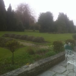 Preston Cross Hotel & Country Club - Back patio