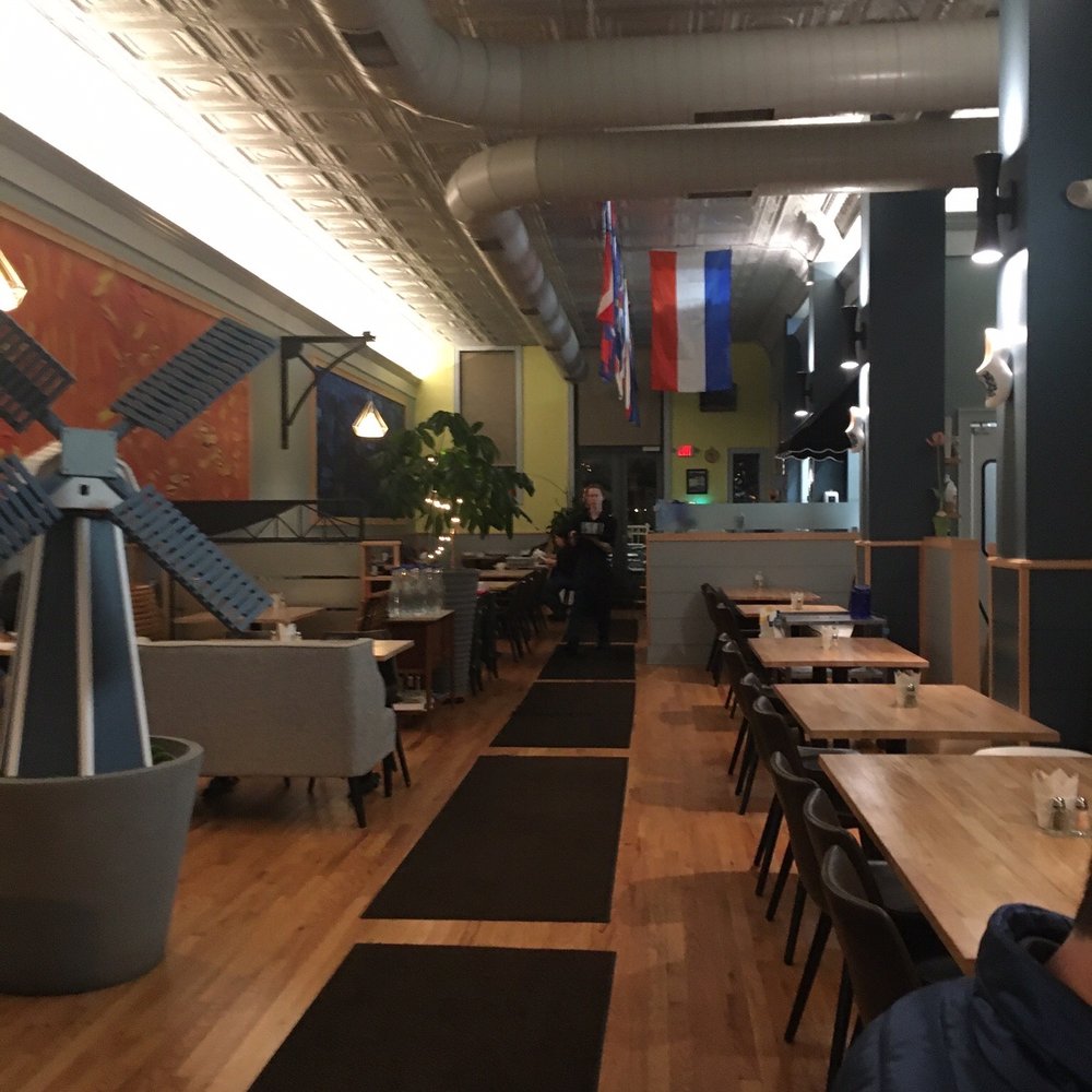 Van Gogh's Eeterie - Looking through the restaurant - Breakfast & Brunch Near Me - Springfield, Missouri