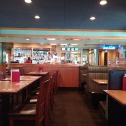 Boston Pizza - Main room