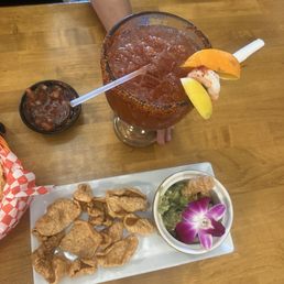 Chicharrones guacamole cerveza