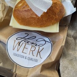 Käsebrötchen mit Butter