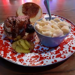 Jethro's BBQ - Brisket sandwich, mac 'n cheese