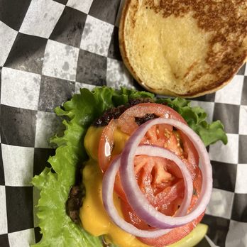 The Wellhouse - Cheeseburger - Pizza Near Me - Happy Jack, Arizona